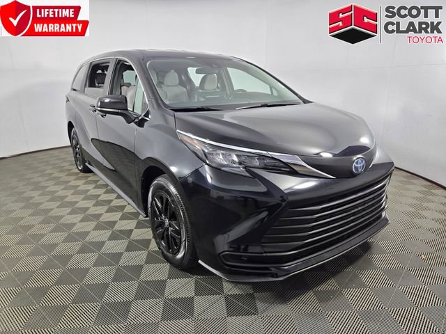 Used 2025 Toyota Sienna LE image 1