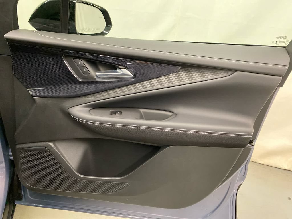 New 2025 Chevrolet Blazer EV LT AWD/4WD image 11