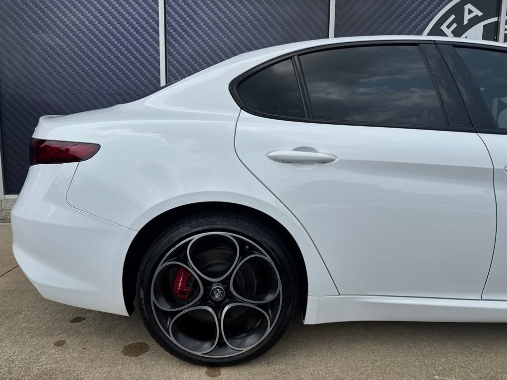 Used 2022 Alfa Romeo Giulia Veloce AWD/4WD image 5