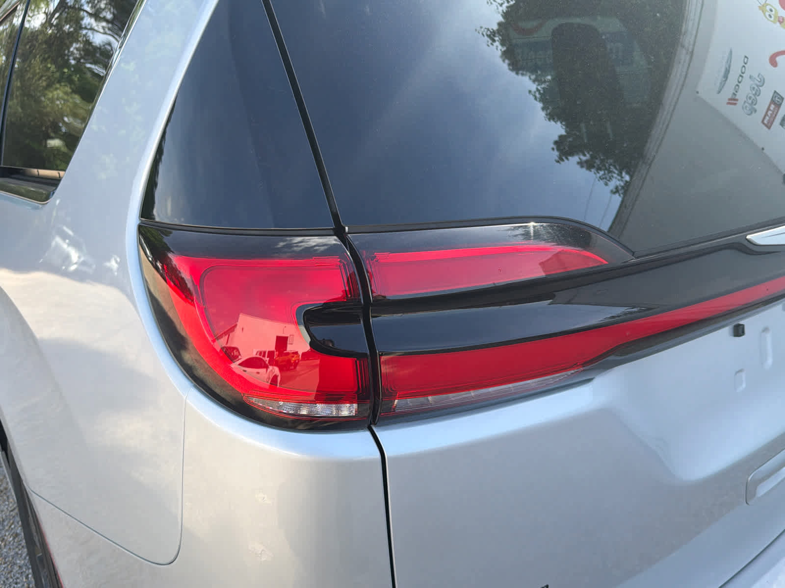 Used 2024 Chrysler Pacifica Touring-L FWD image 15