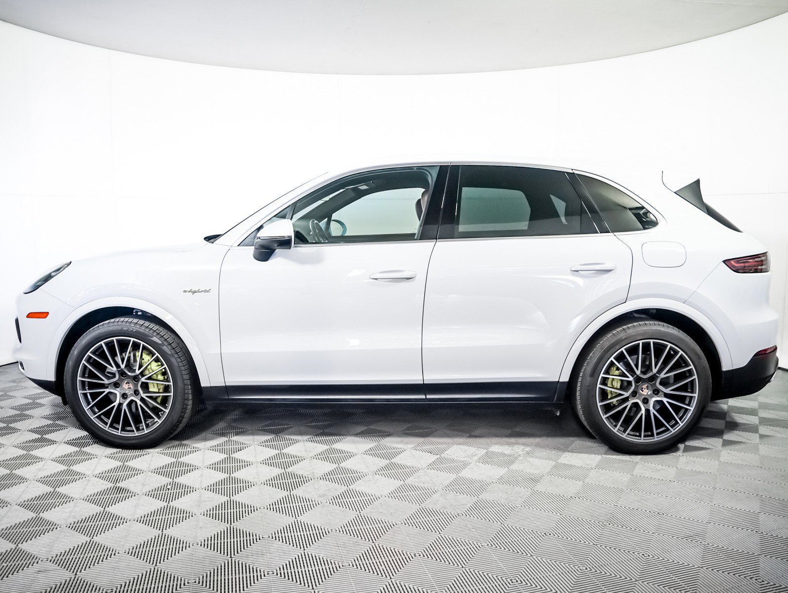 Certified 2022 Porsche Cayenne E-Hybrid w/ Premium Package image 2