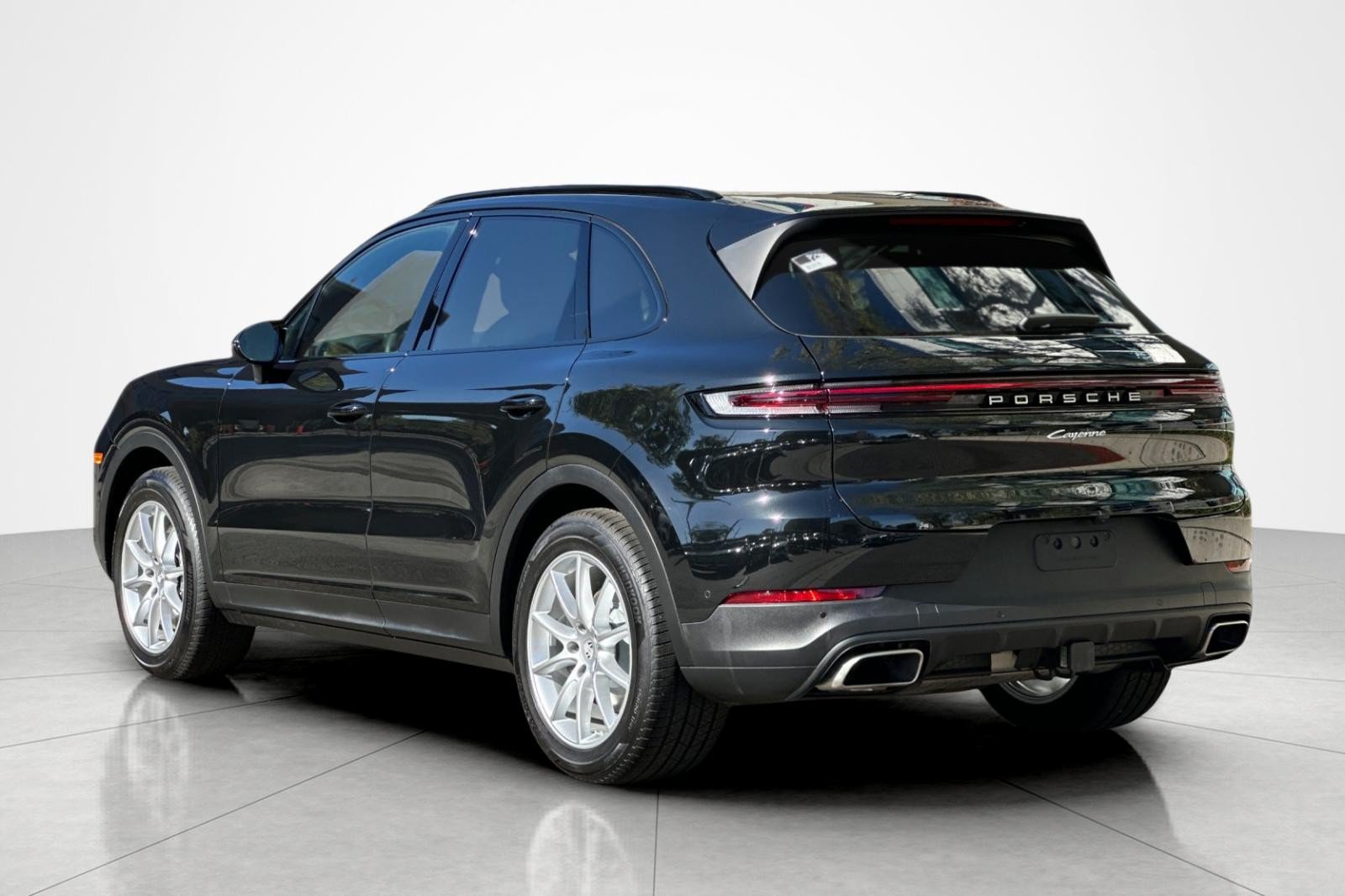 Used 2025 Porsche Cayenne AWD/4WD image 3