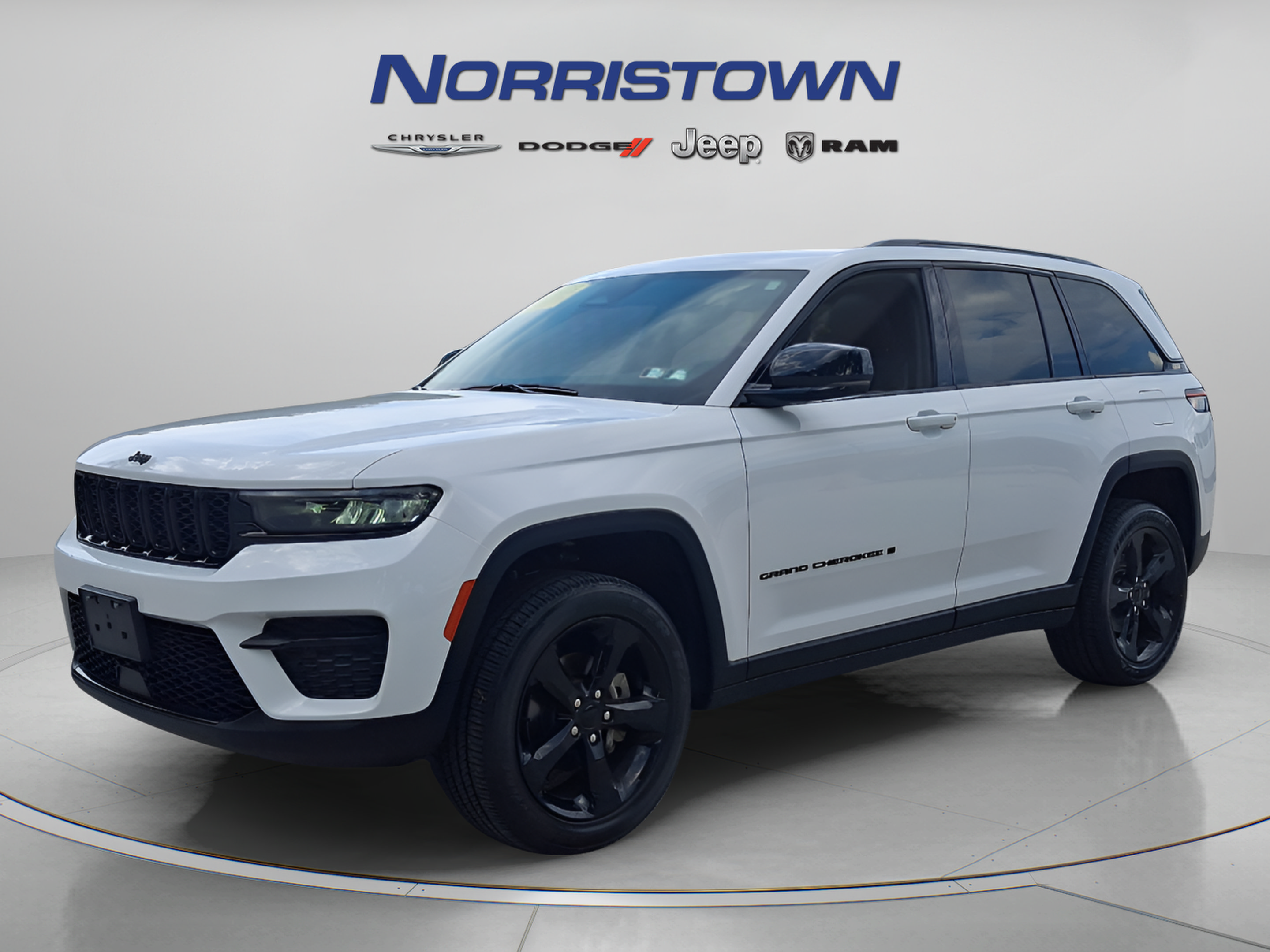 Used 2023 Jeep Grand Cherokee Altitude AWD/4WD image 3