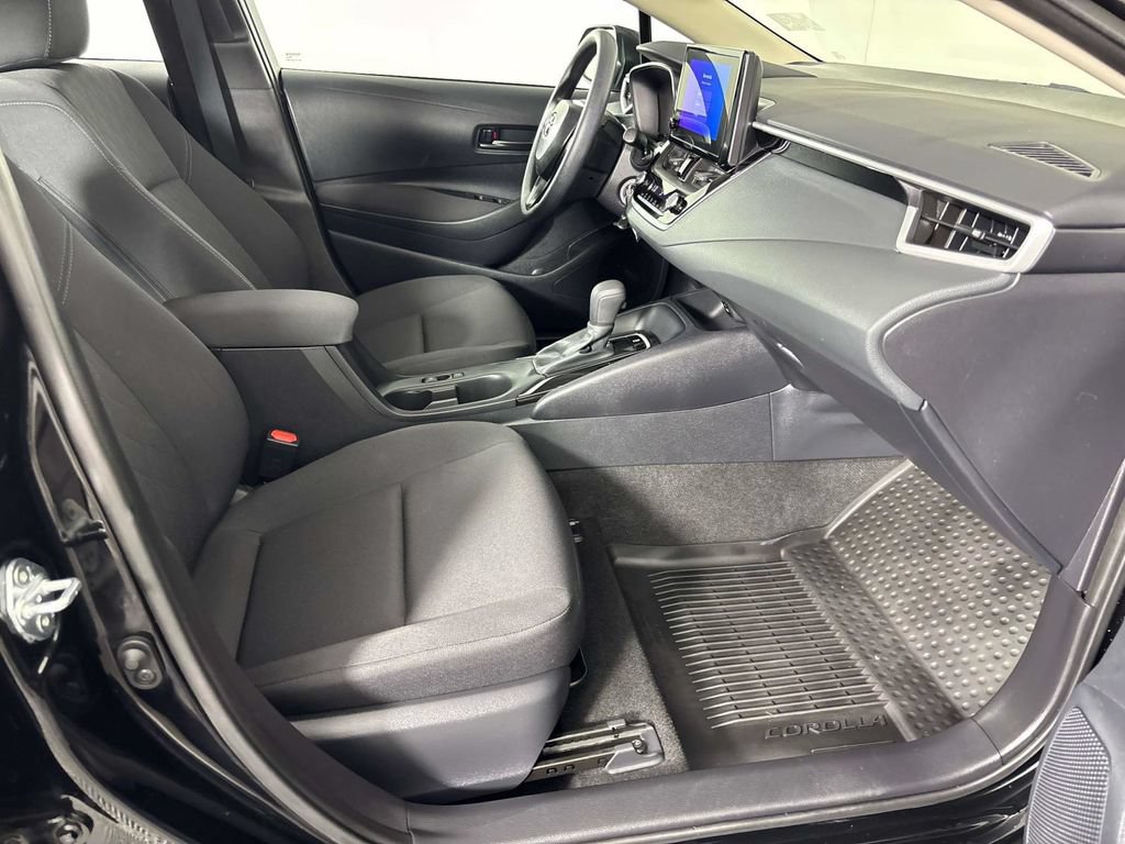 Used 2025 Toyota Corolla LE FWD image 9