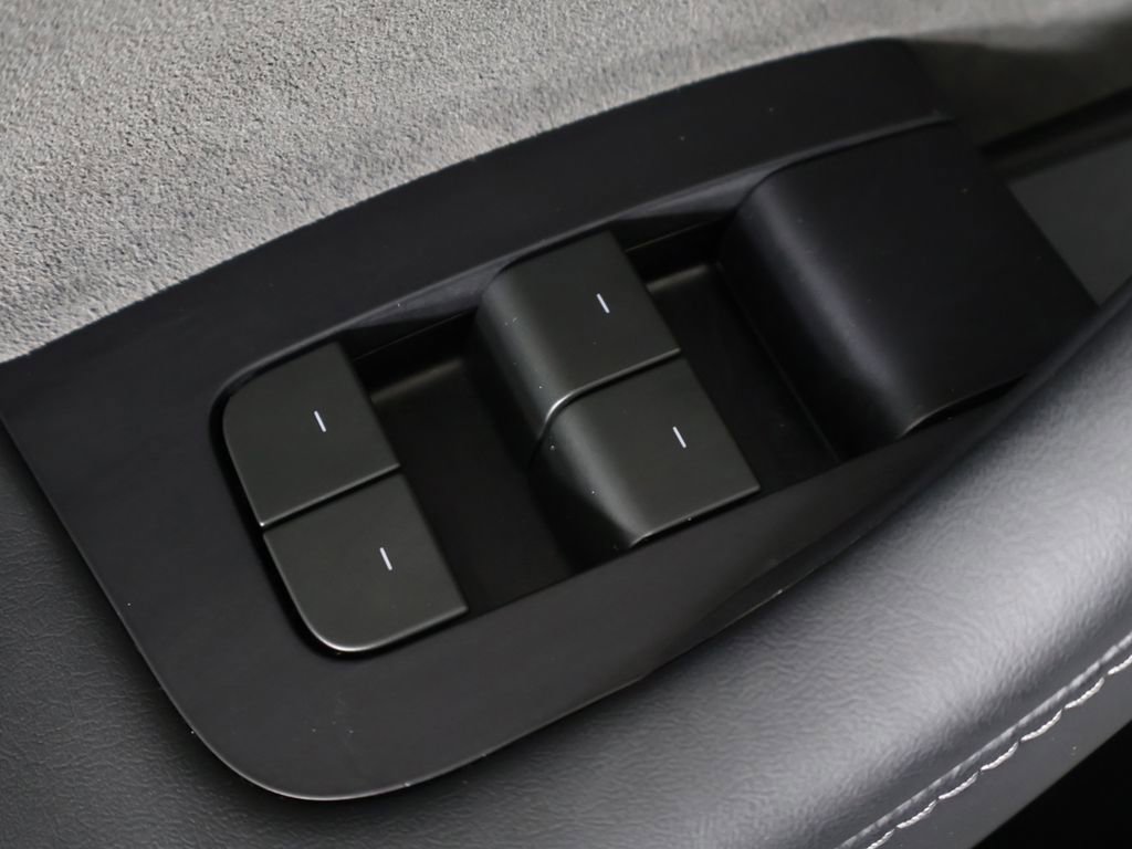 Used 2024 Tesla Model Y Long Range AWD/4WD image 39