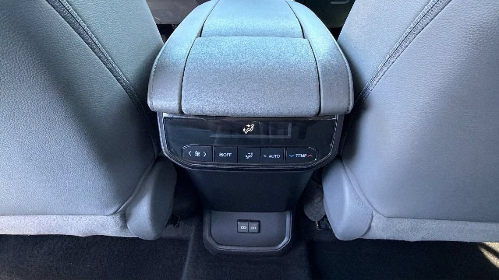 Used 2022 Toyota Highlander XLE AWD/4WD image 25