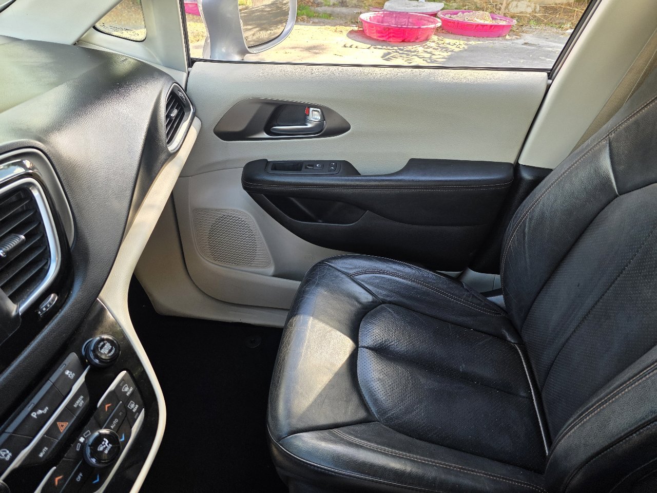 Used 2020 Chrysler Pacifica Touring-L w/ Tire & Wheel Group image 9