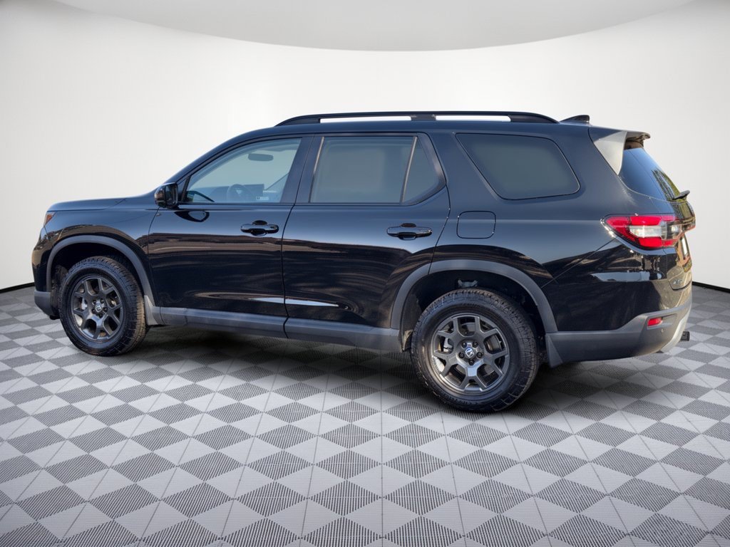 Certified 2025 Honda Pilot TrailSport image 3