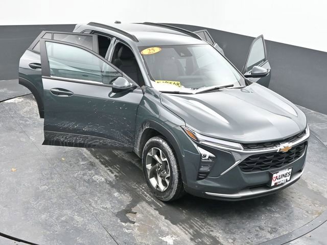 Used 2025 Chevrolet Trax LT image 58
