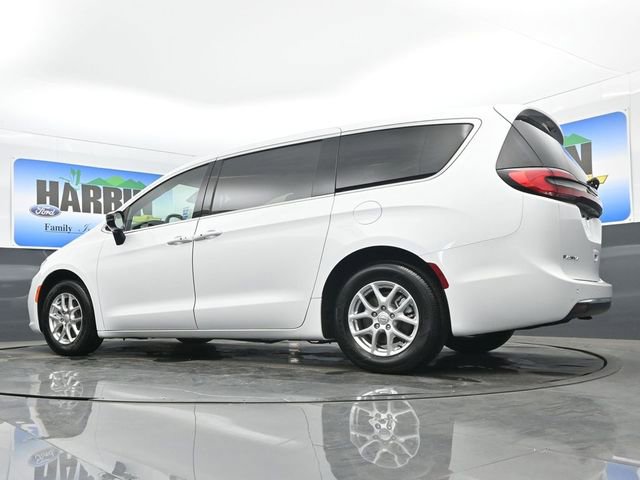 Used 2025 Chrysler Pacifica Select image 22