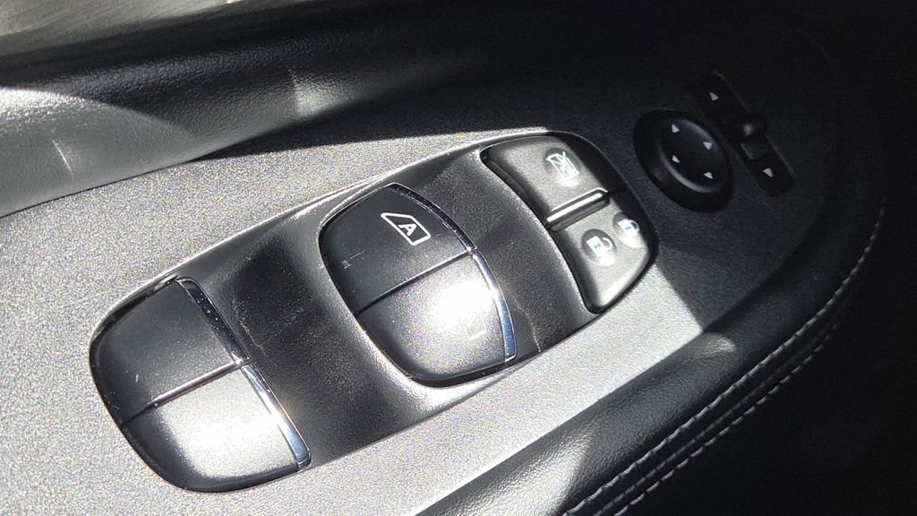 Used 2018 Nissan Murano SL w/ Moonroof Package image 16