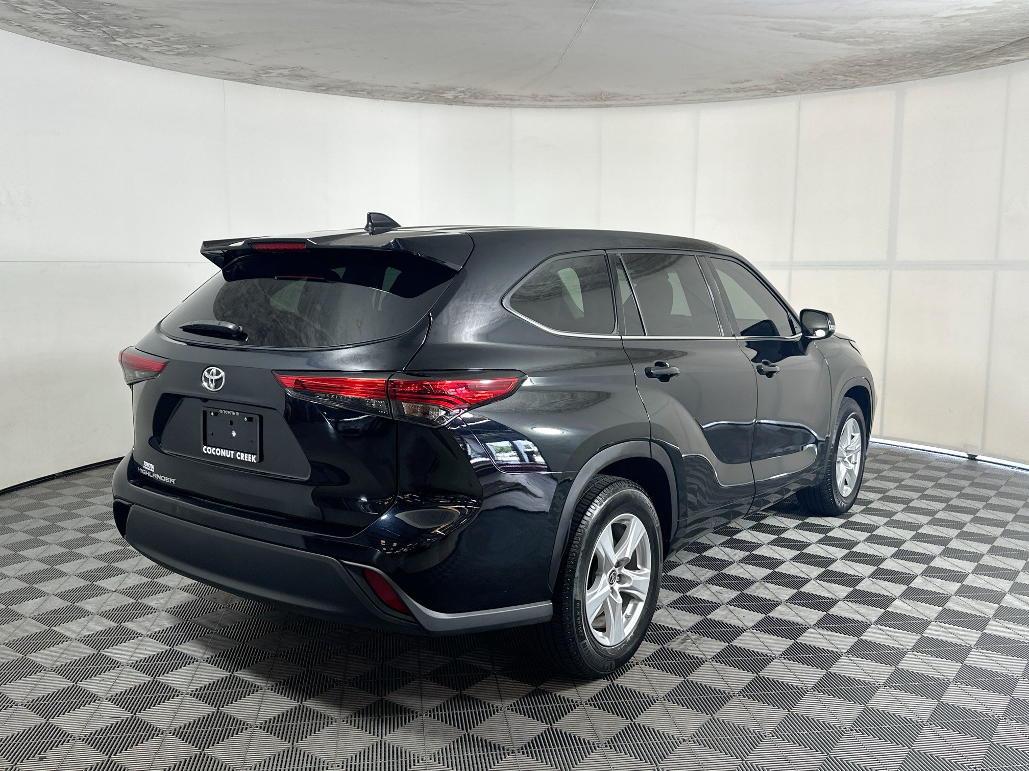 Used 2021 Toyota Highlander L FWD image 3
