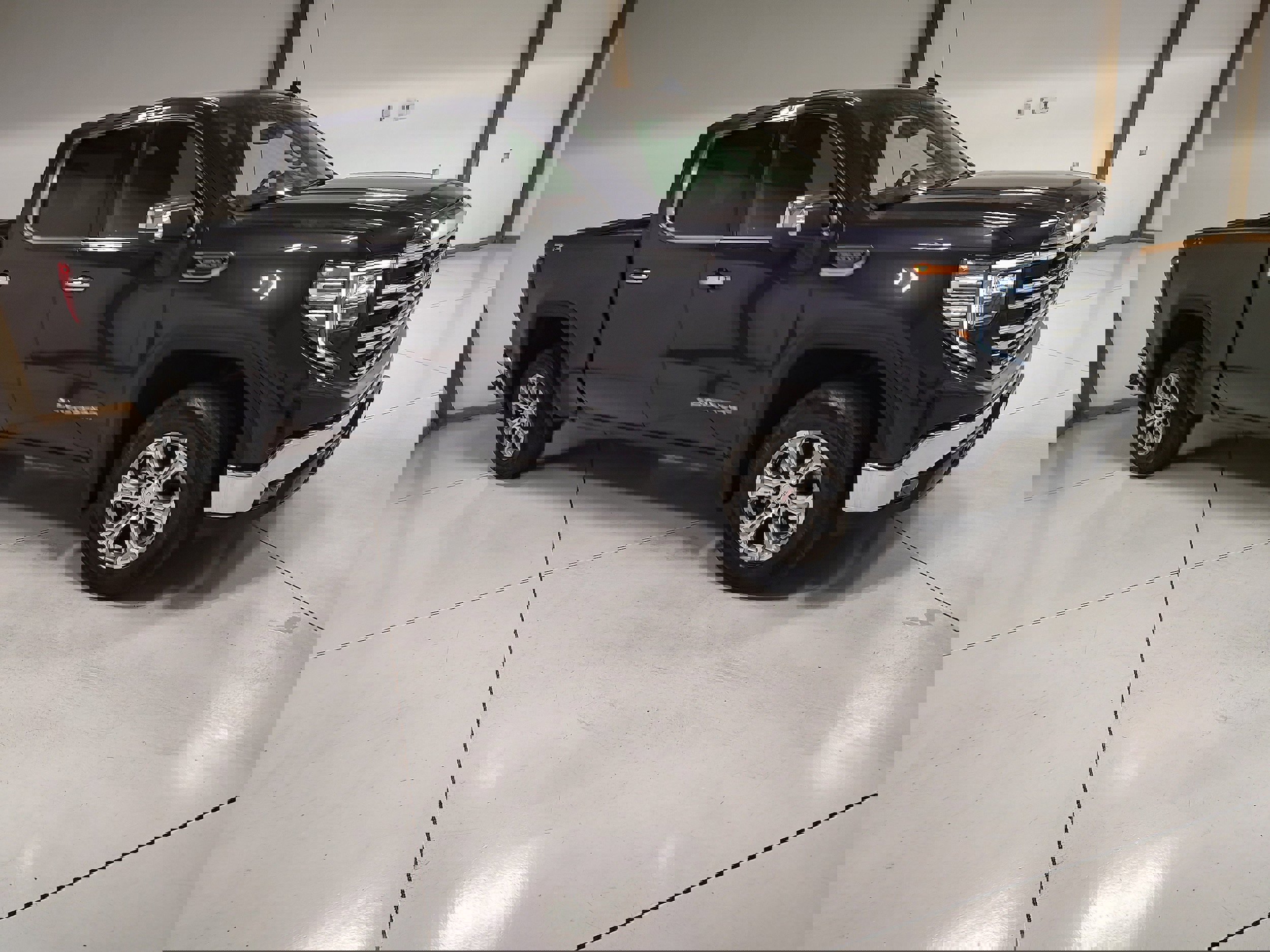 Used 2025 GMC Sierra 1500 SLT image 2