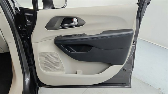 Used 2021 Chrysler Pacifica Touring-L w/ Uconnect Theater Family Group image 21