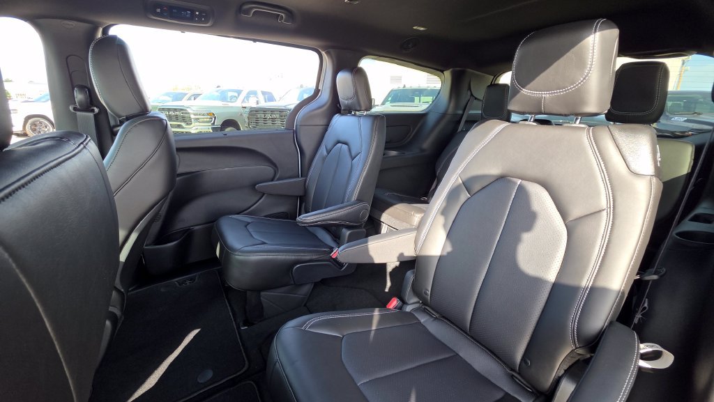 New 2027 Chrysler Pacifica Select FWD image 19
