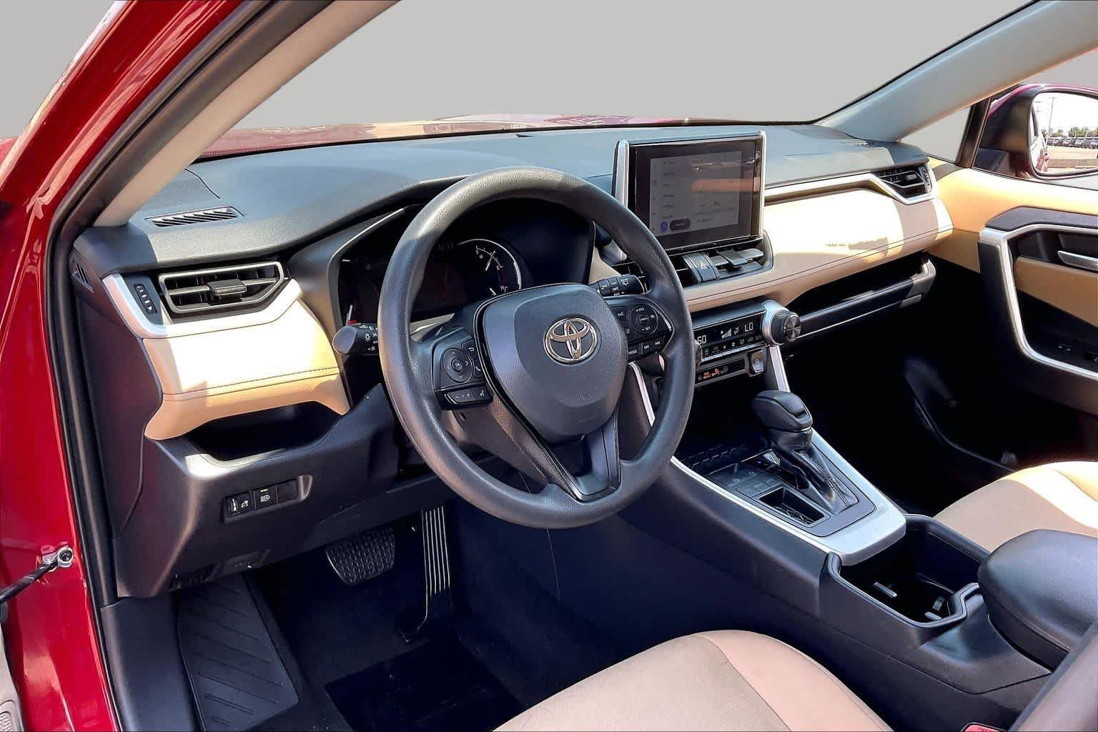 Used 2025 Toyota RAV4 XLE FWD image 16