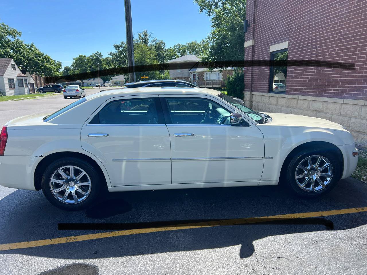 Used 2010 Chrysler 300 Touring RWD image 2