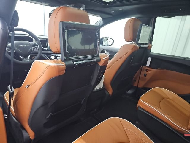 New 2026 Chrysler Pacifica Pinnacle w/ Trailer Tow Group AWD/4WD image 19
