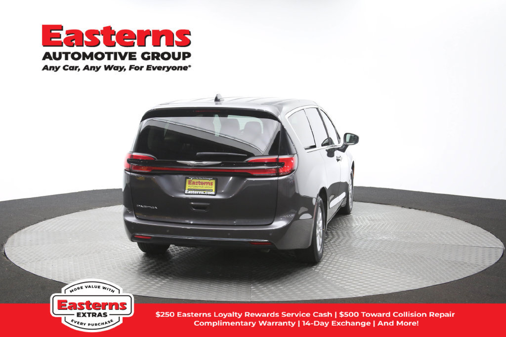 Used 2023 Chrysler Pacifica Touring-L FWD image 41