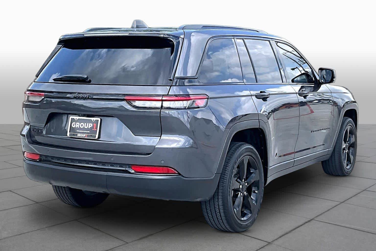 Used 2023 Jeep Grand Cherokee Altitude AWD/4WD image 13