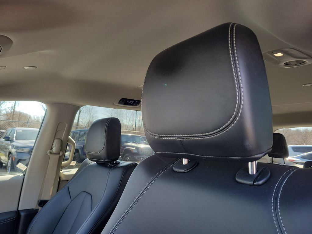 Certified 2024 Chrysler Pacifica Touring-L image 21