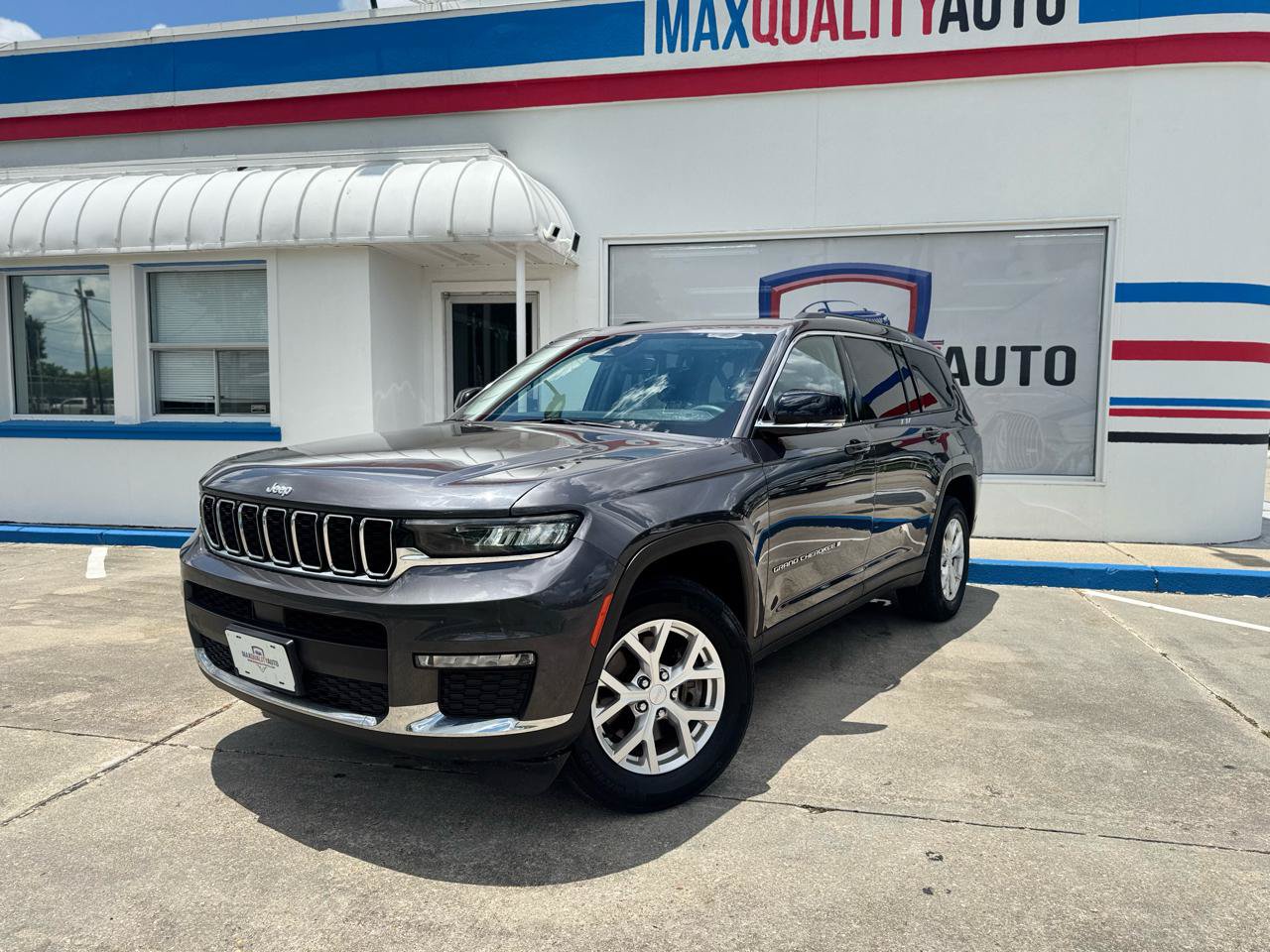 Used 2023 Jeep Grand Cherokee L Limited AWD/4WD image 2