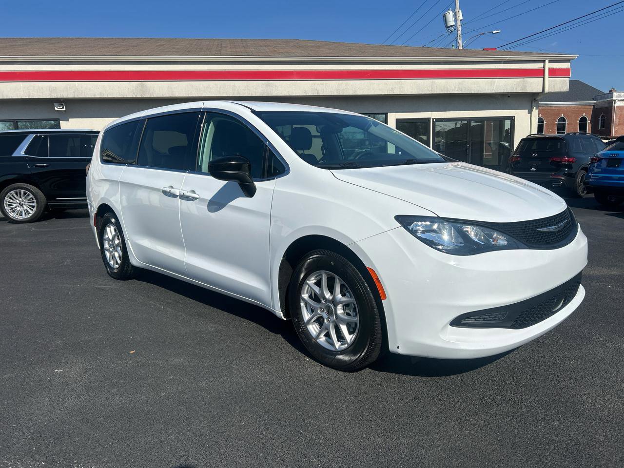 Used 2024 Chrysler Voyager LX image 3