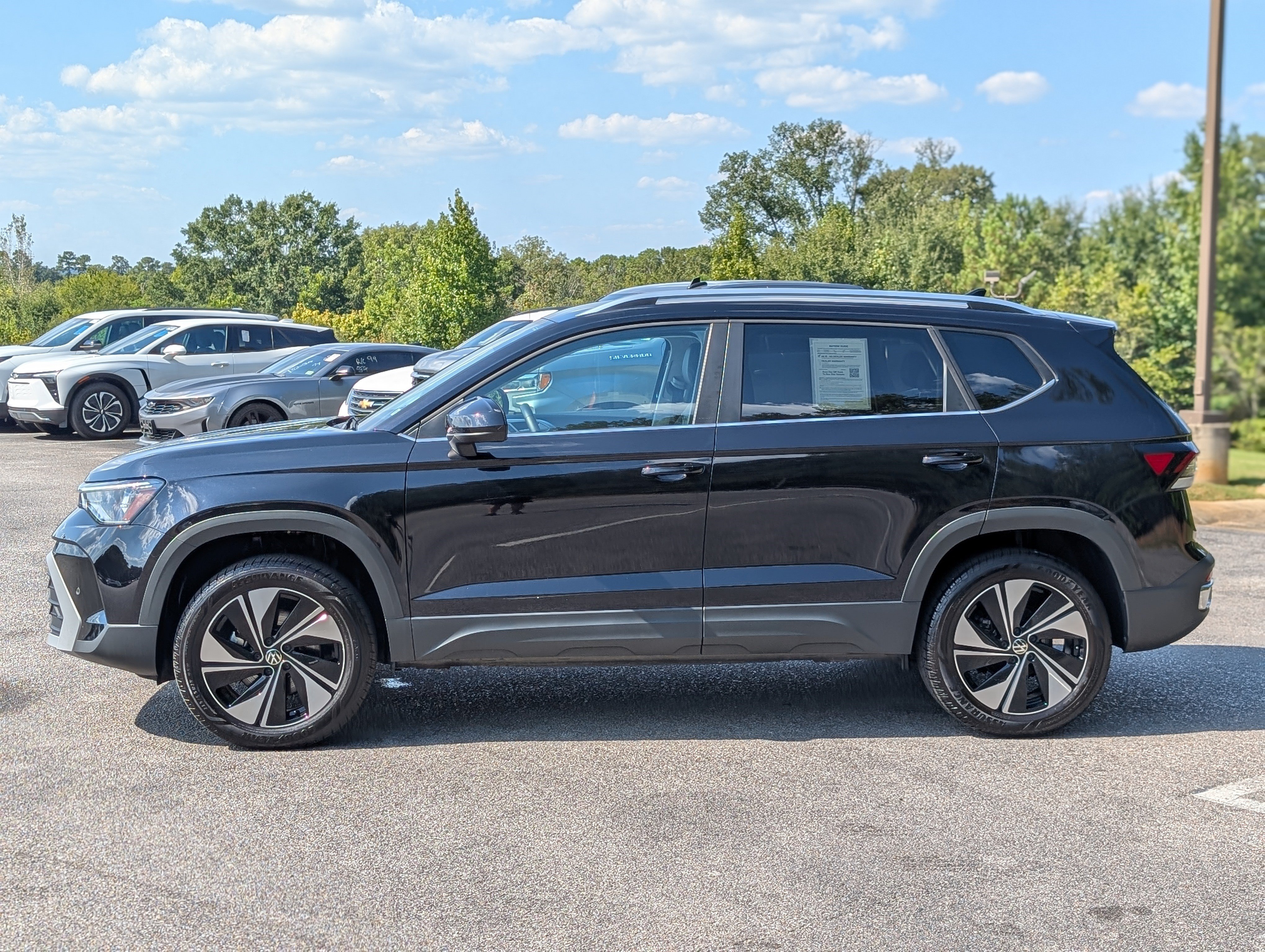 Used 2025 Volkswagen Taos SE AWD/4WD image 6