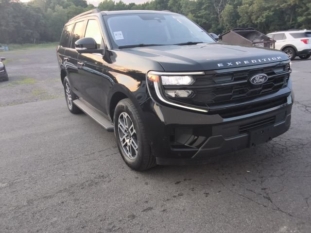 Used 2025 Ford Expedition Active RWD image 2