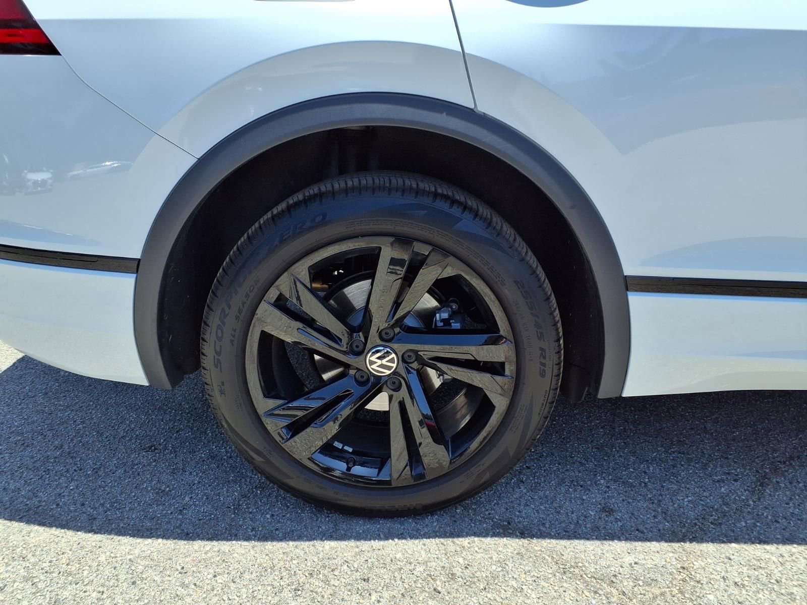 Certified 2023 Volkswagen Tiguan SE R-Line FWD image 4
