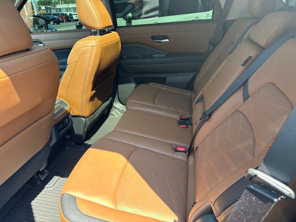 Certified 2025 Nissan Pathfinder Platinum w/ Black Appearance Package AWD/4WD image 16