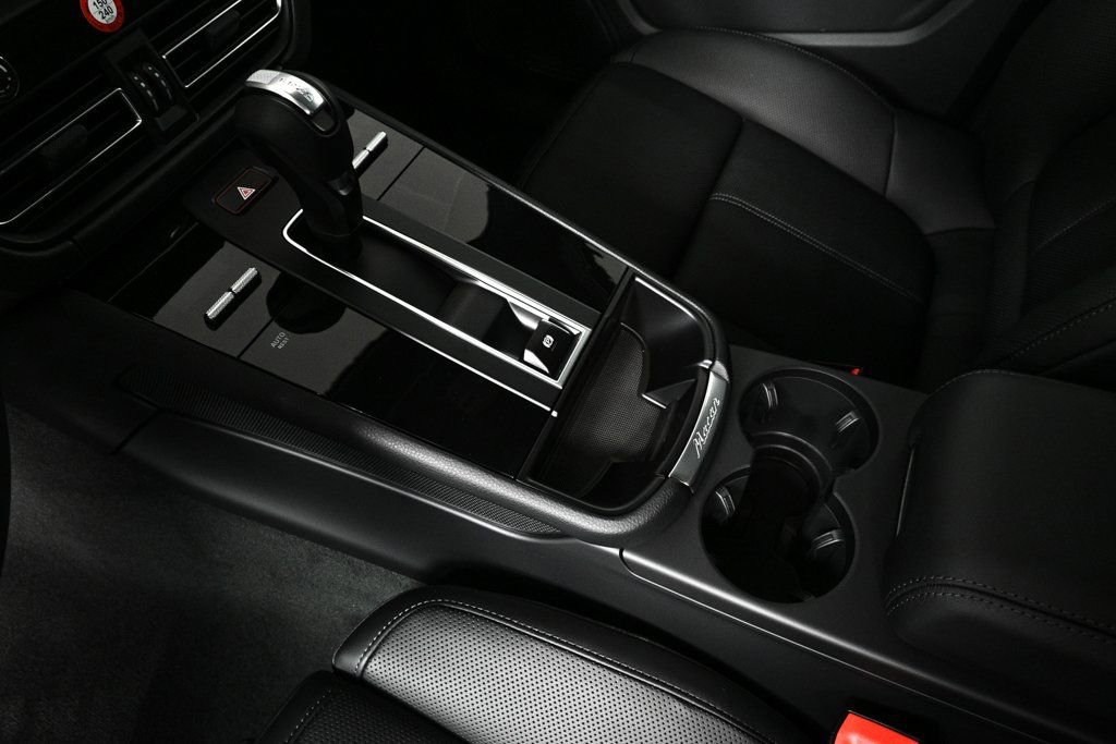 Certified 2026 Porsche Macan AWD/4WD image 18