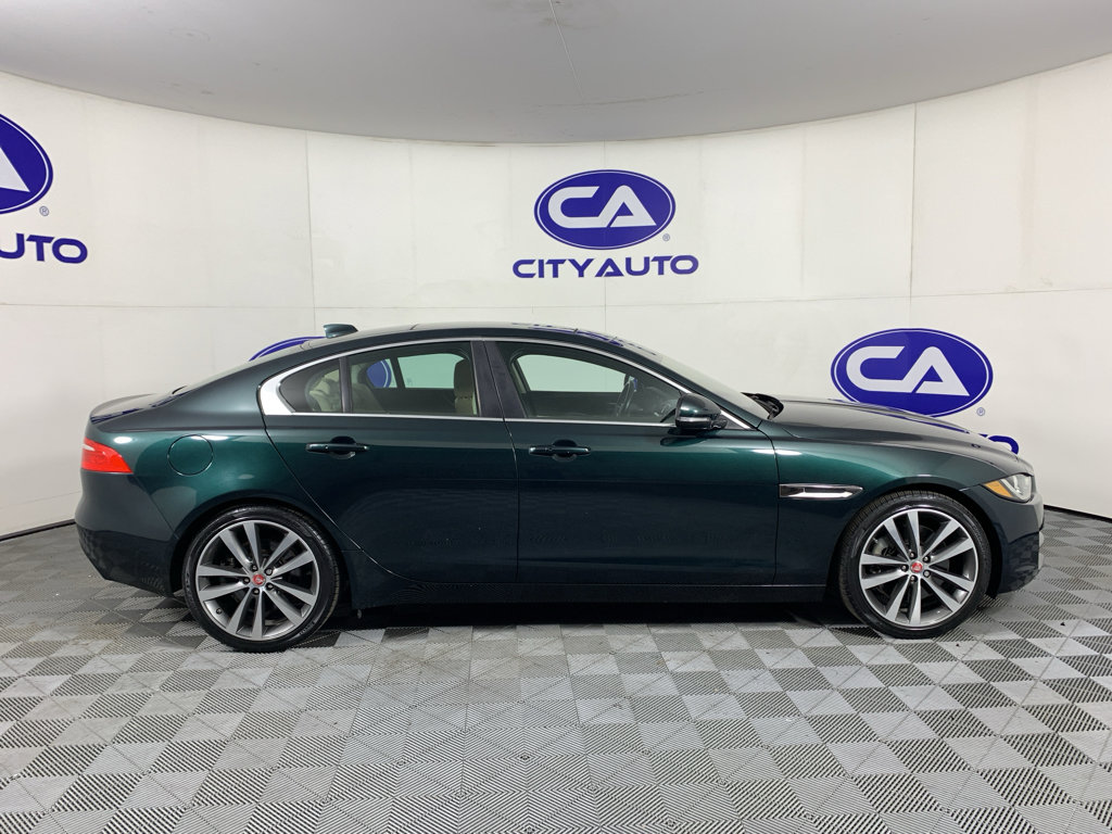 Used 2017 Jaguar XE Prestige image 2
