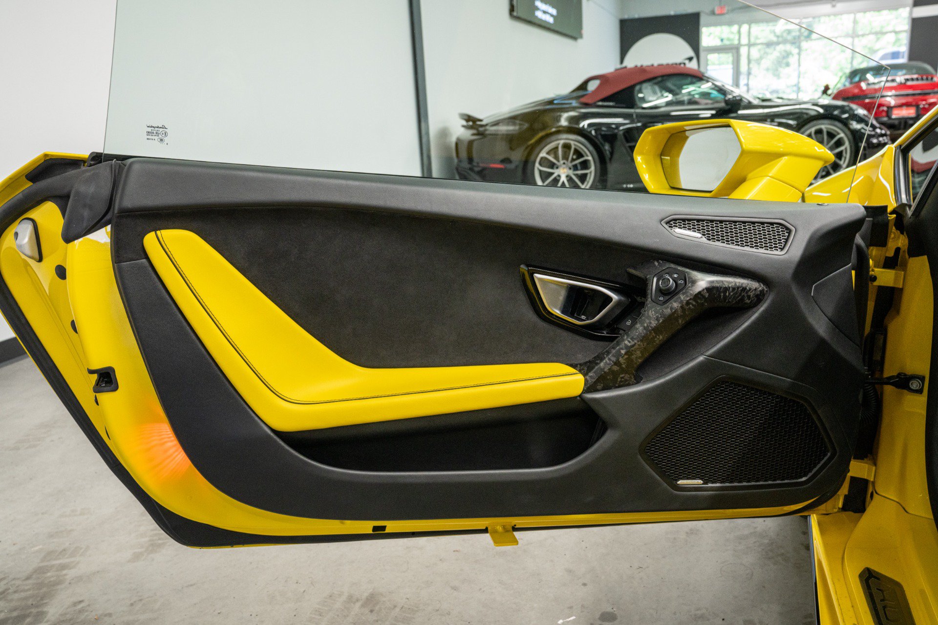 Used 2021 Lamborghini Huracan EVO RWD image 37