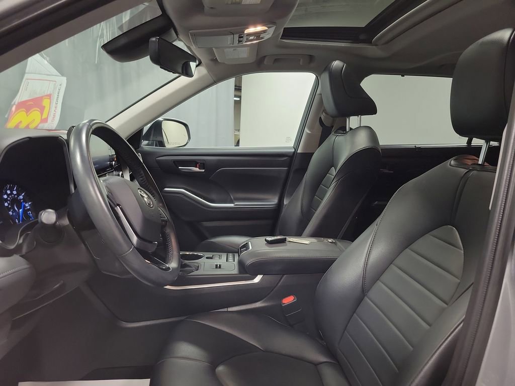 Used 2021 Toyota Highlander XLE image 12