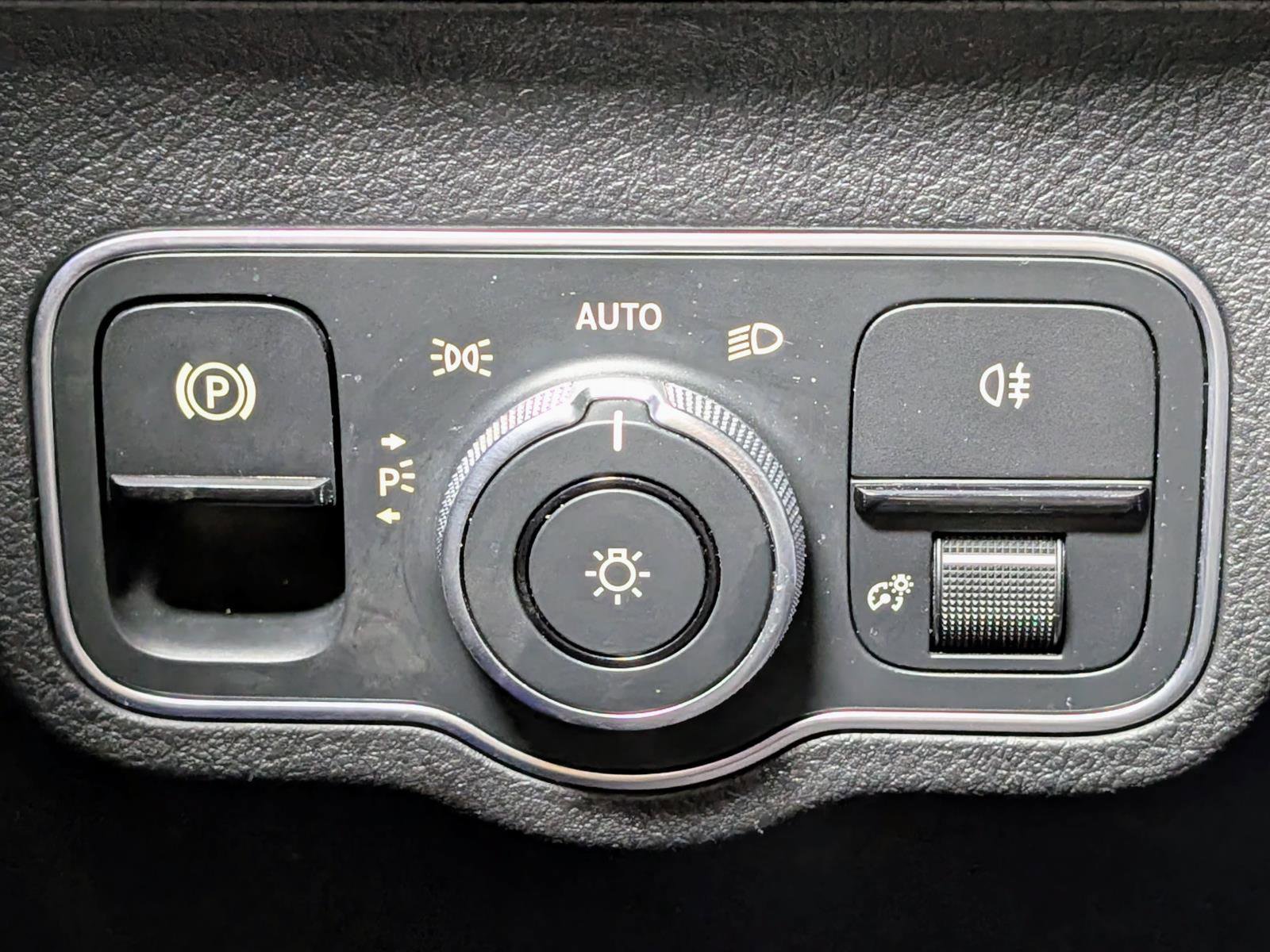 Used 2023 Mercedes-Benz EQB 300 4MATIC image 31