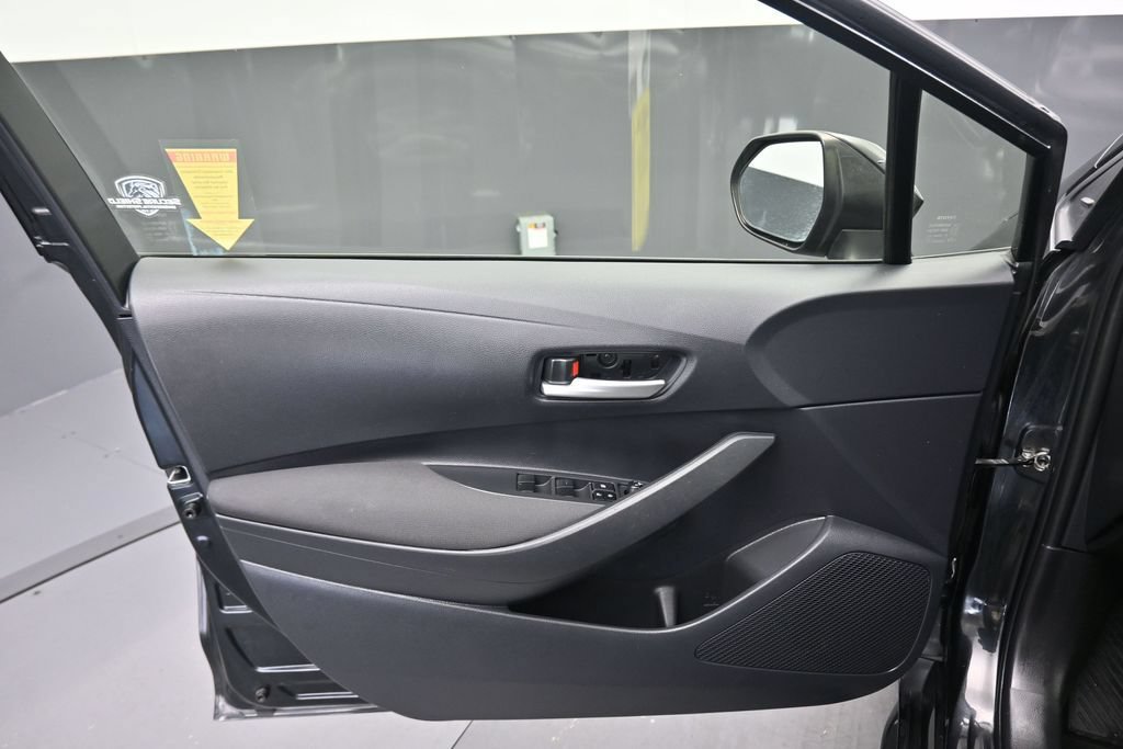 Used 2021 Toyota Corolla LE w/ Carpet Mat Package (TMS) FWD image 9