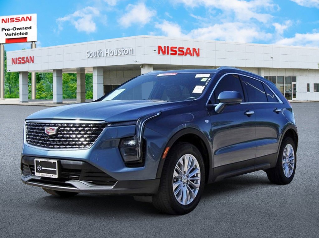 Used 2024 Cadillac XT4 Luxury w/ Cold Weather Package image 2