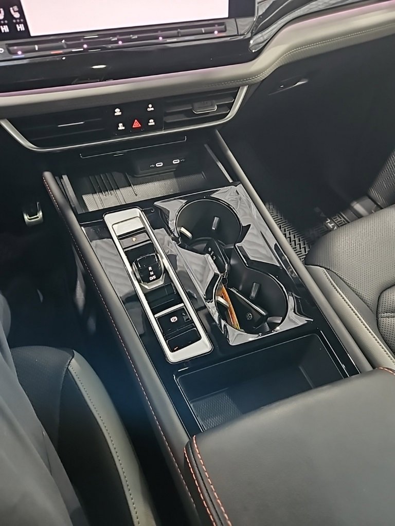 Used 2025 Volkswagen Atlas Peak Edition SE image 36