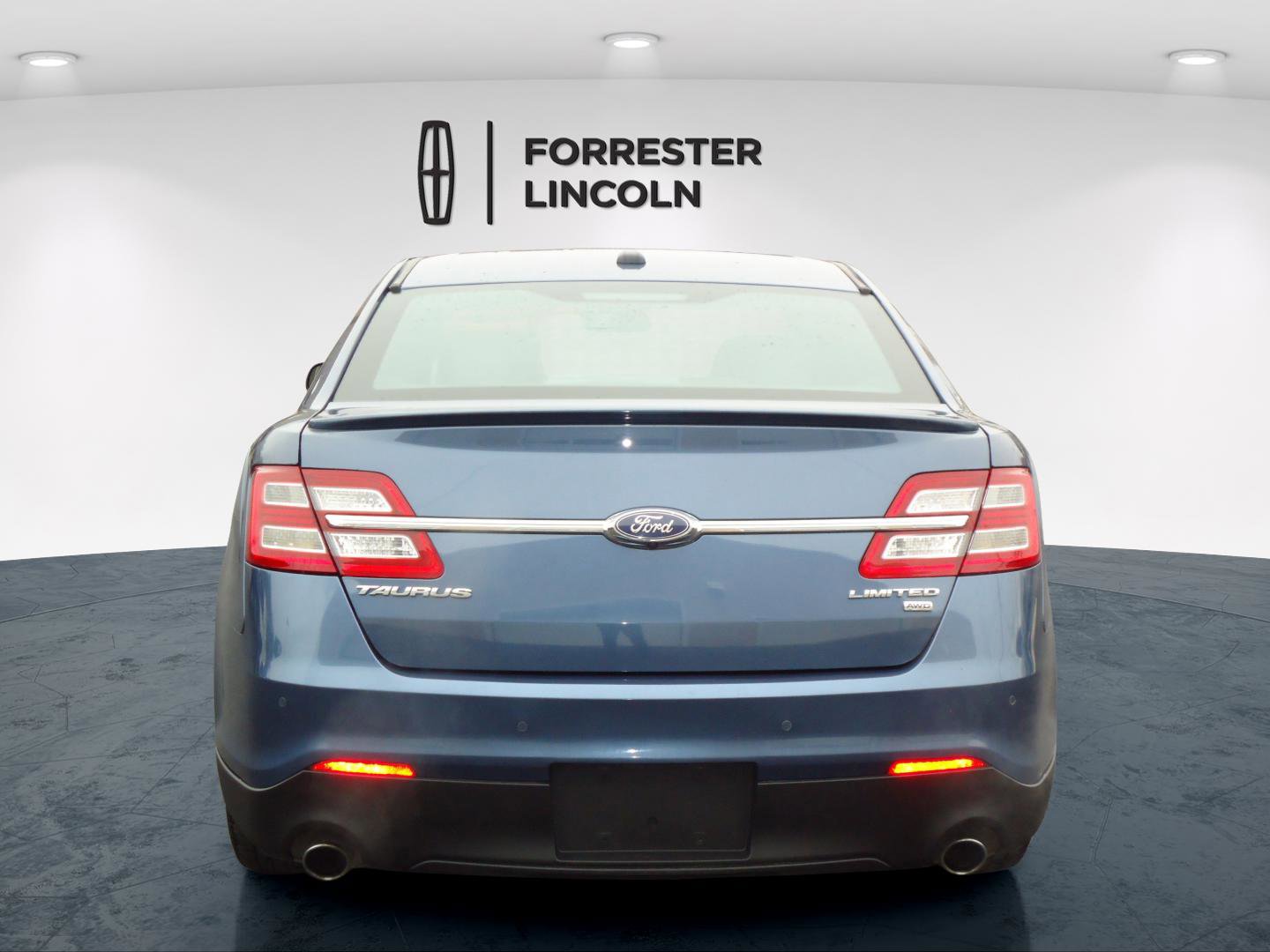 Used 2018 Ford Taurus Limited w/ Driver Assist Package image 4