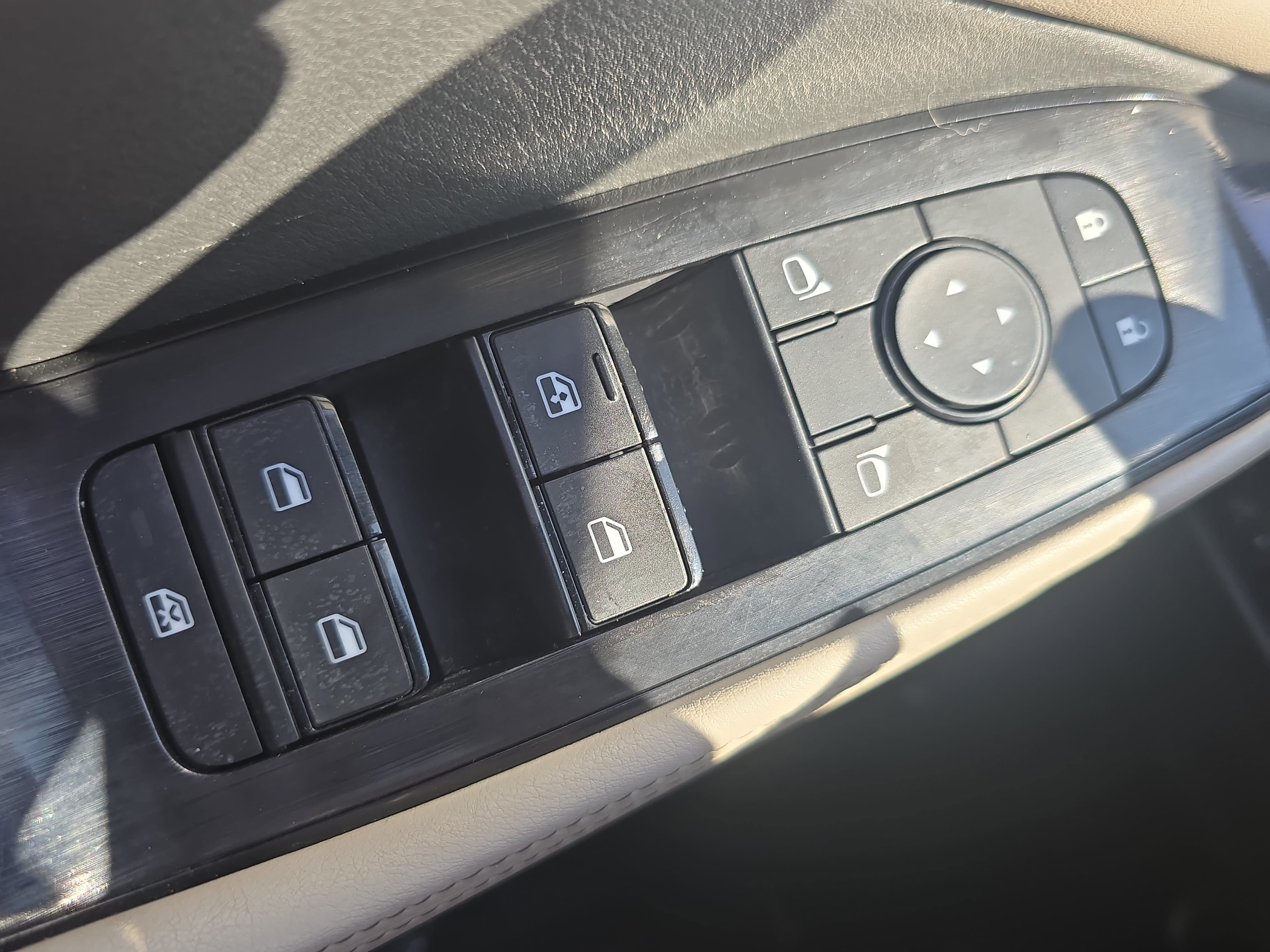 Used 2025 Nissan Rogue SV AWD/4WD image 27