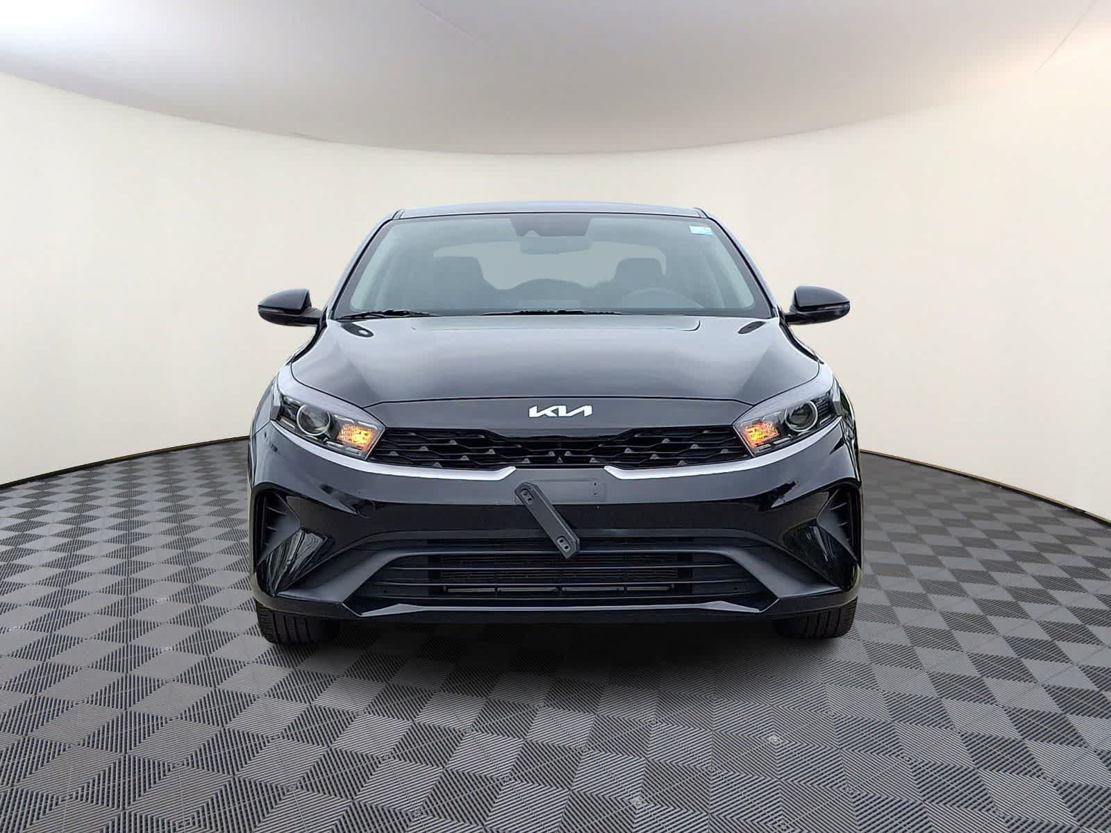 Used 2023 Kia Forte LXS w/ LXS Technology Package FWD image 3