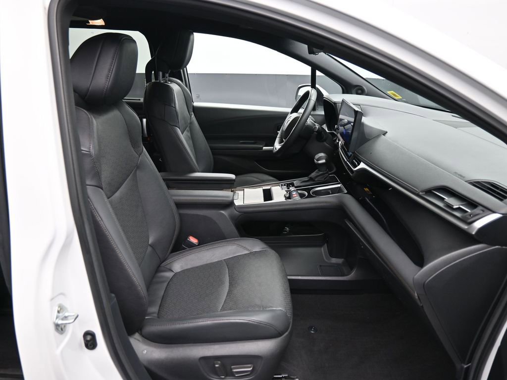 Certified 2025 Toyota Sienna Limited image 27