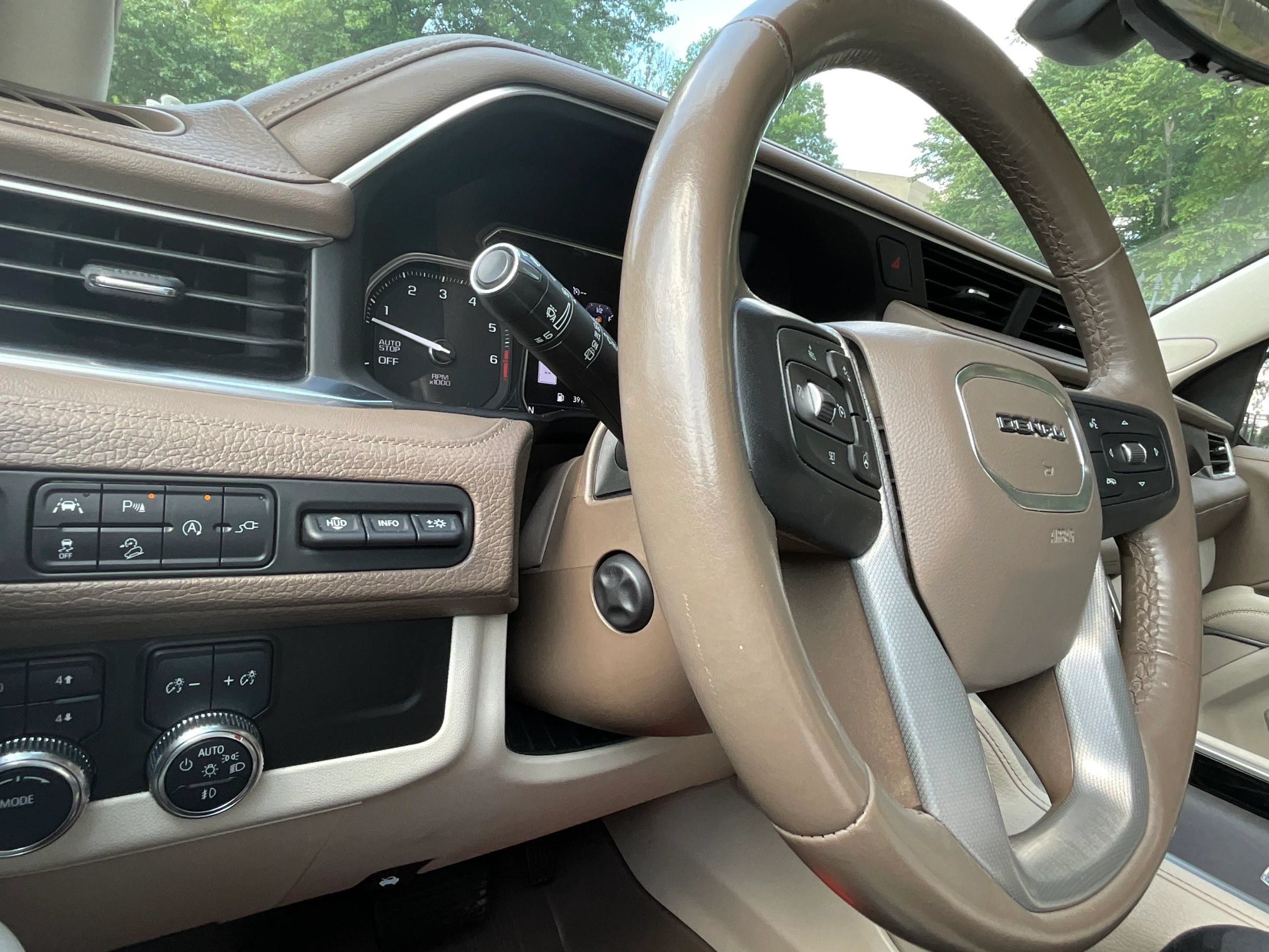 Used 2021 GMC Yukon Denali w/ Denali Premium Package AWD/4WD image 28
