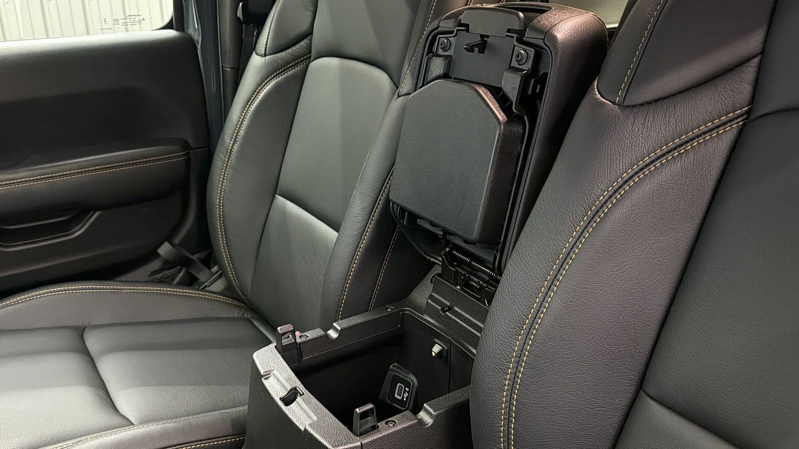 Used 2025 Jeep Wrangler Unlimited Sahara AWD/4WD image 24