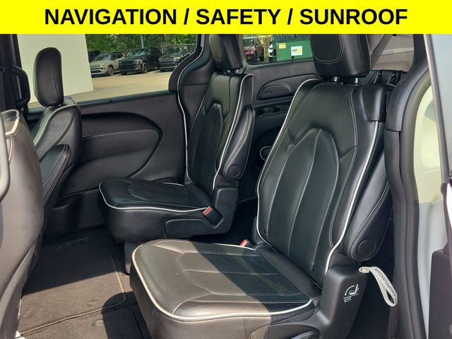 Used 2025 Chrysler Pacifica Limited FWD image 24