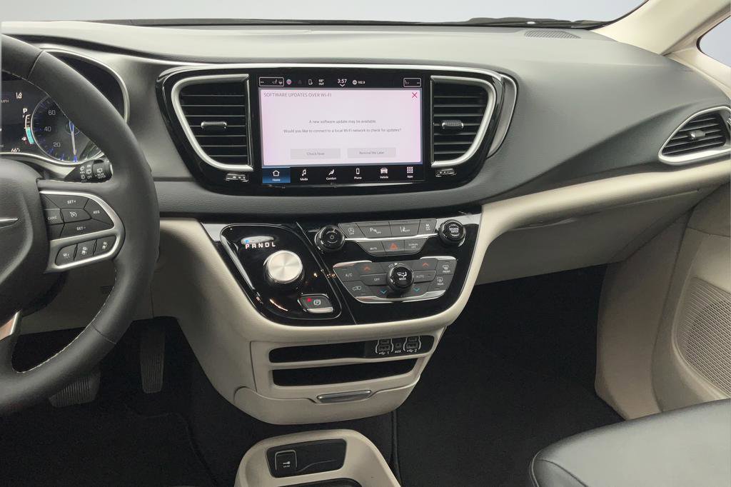 Used 2023 Chrysler Pacifica Touring-L FWD image 16