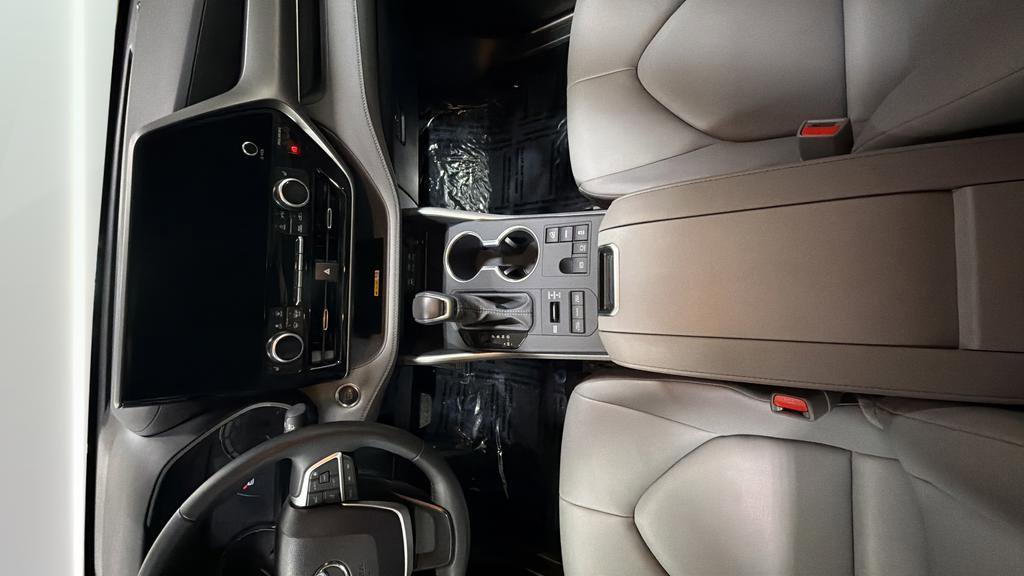 Used 2025 Toyota Highlander XLE AWD/4WD image 19