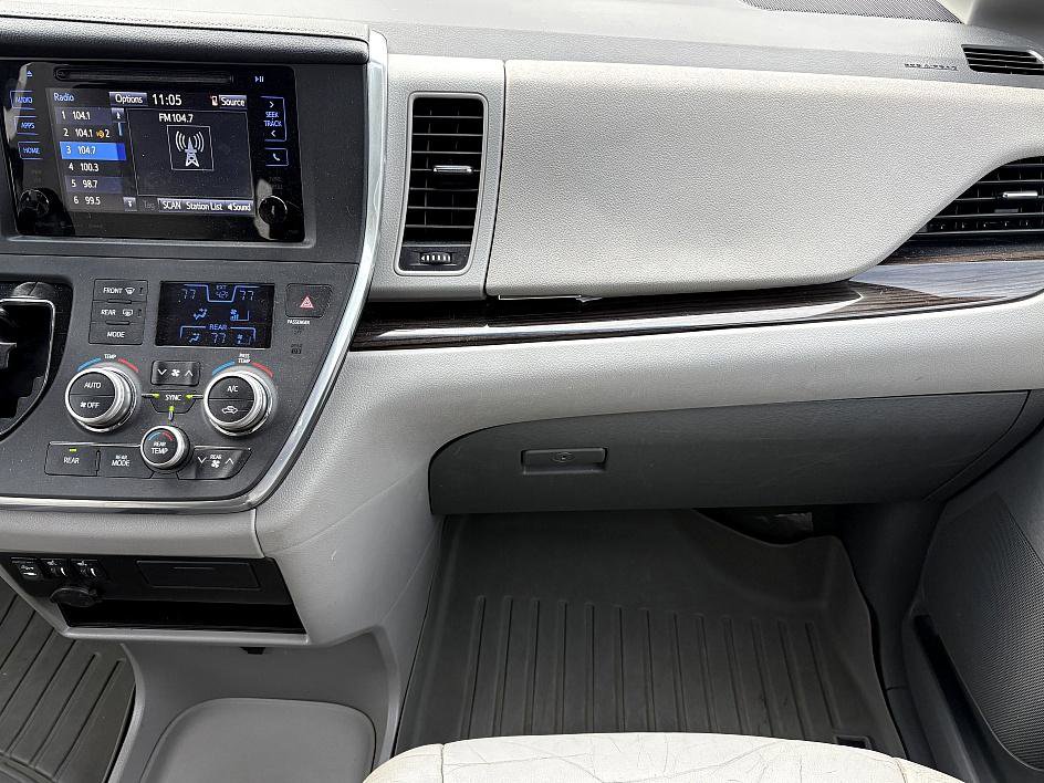 Used 2016 Toyota Sienna XLE image 16
