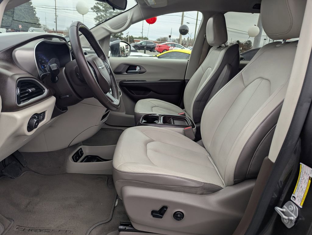 Used 2018 Chrysler Pacifica Touring-L image 11